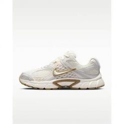 Buty do chodzenia damskie Nike V5 RNR. Białe buty treningowe Nike, bez wzorów, z jeansu, bez zapięcia, trekkingowe. Za 585.00 zł.
