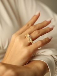 Pierres delicates Pozłacany pierścionek z perłami i kamieniami szlachetnymi rozmiar: onesize. Szare pierścionki Pierres delicates, z perłą, pozłacane. Za 39.99 zł.