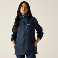 Kurtka trekkingowa damska Pack It Jacket III kieszonkowa przeciwdeszczowa. Niebieskie kurtki przeciwdeszczowe Regatta, l, bez wzorów, z materiału, z kapturem, rowerowe. Za 119.99 zł.