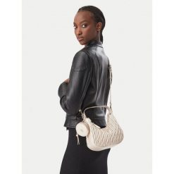 Torebka Guess. Żółte torebki klasyczne Guess, z aplikacjami, klasyczne, bez dodatków. Za 284.99 zł.