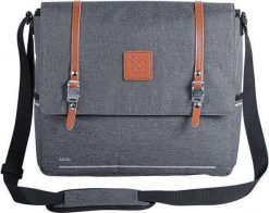 Wodoodporna tylna torba rowerowa - wykonana z materiału pochodzącego z recykling. Czarne torby na laptopa Zéfal, z aplikacjami, z materiału, na ramię. Za 264.08 zł.