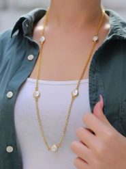 Pierres delicates Pozłacany naszyjnik z elementami ozdobnymi - dł. 60 cm rozmiar: onesize. Białe naszyjniki Pierres delicates, z materiału, z perłą, pozłacane. Za 78.99 zł.