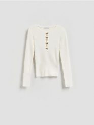 Bluzka z ozdobną aplikacją - złamana biel. Bluzki Reserved, l, z aplikacjami, z dzianiny, bez kołnierzyka, bez ramiączek. Za 99.99 zł.