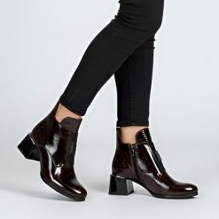 Botki damskie Armodo, ze skóry lakierowanej na klocku i zapinane na zamek, bordowe, 60560. Czerwone botki Armodo, z aplikacjami, ze skóry, eleganckie, bez obcasa, na obcasie, bez zapięcia. Za 349.00 zł.