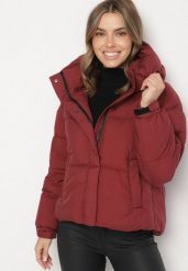 Bordowa Pikowana Kurtka Puffer z Kapturem i Kieszonką przy Rękawie Galieana. Czerwone kurtki Born2be, xl, bez wzorów, z dzianiny, eleganckie, z kapturem. Za 169.99 zł.