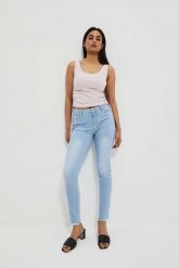 Jeansy push up błękitne. Niebieskie jeansy MOODO, l, bez wzorów, z bawełny. W wyprzedaży za 44.99 zł.