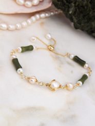 L'Atelier de Gaia Pozłacana bransoletka z jadeitem i perłami rozmiar: onesize. Białe bransoletki L'Atelier de Gaia, z jadeitem, pozłacane. Za 118.01 zł.