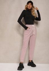 Jasnoróżowe Bawełniane Dresowe Spodnie Ocieplane High Waist Ozdobione Naszywką i Sznurkiem Nialith. Czerwone jeansy Renee, z aplikacjami, z bawełny, z podwyższonym stanem. W wyprzedaży za 51.99 zł.