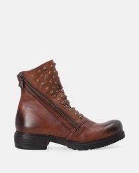 BRĄZOWE BOTKI Z NITAMI P018LECUOBB022. Brązowe botki Venezia, bez wzorów, ze skóry, bez obcasa, bez zapięcia. Za 799.00 zł.