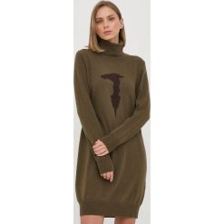 Trussardi sukienka z domieszką wełny kolor zielony mini prosta. Zielone sukienki TRUSSARDI, na co dzień, l, bez wzorów, z dzianiny, bez kołnierzyka, bez ramiączek, maxi, proste. Za 879.99 zł.