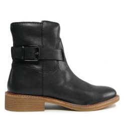Botki Clarks. Czarne botki Clarks, bez wzorów, bez obcasa, na płaskiej podeszwie, bez zapięcia. Za 339.99 zł.