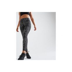 Legginsy fitness kardio damskie 500 z nadrukiem. Czarne legginsy DOMYOS, bez wzorów, z elastanu. Za 89.99 zł.