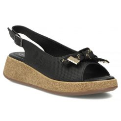 Skórzane sandały damskie na koturnie ażurowe czarne Filippo DS7582. Czarne sandały Filippo, w ażurowe wzory, ze skóry, bez obcasa, na koturnie, bez zapięcia. Za 249.99 zł.