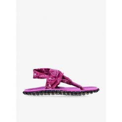 Sandały turystyczne damskie Gumbies Slingback Sandals. Czerwone sandały Gumbies, bez wzorów, sportowe, bez obcasa, bez zapięcia. Za 119.99 zł.