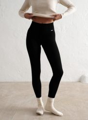 Damskie legginsy prążkowane, wełniane, z wysokim stanem czarne. Czarne legginsy AIM'N, bez wzorów, z dzianiny. Za 339.00 zł.
