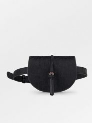 Becksöndergaard Skórzana saszetka w kolorze czarnym - 17,5 x 11 x 9 cm rozmiar: onesize. Czarne nerki i saszetki Becksöndergaard, bez wzorów, z materiału, sportowe, bez dodatków. Za 217.99 zł.