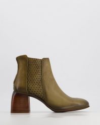 ZIELONE BOTKI NA OBCASIE D376 RO-NE MILIT. Zielone botki Venezia, bez wzorów, ze skóry, bez obcasa, na obcasie, bez zapięcia. Za 449.00 zł.