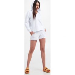 Spodenki BLAUER. Białe szorty Blauer, bez wzorów. Za 389.00 zł.