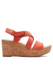 Clarks Sandały Rose Way 26171317 Czerwony. Czerwone sandały Clarks, bez wzorów, ze skóry, bez obcasa, na koturnie, bez zapięcia. Za 399.99 zł.
