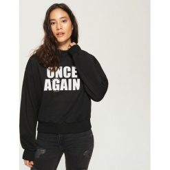 Bluza z napisem - Czarny. Bluzy marki Sinsay. W wyprzedaży za 19.99 zł.