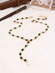 Pierres de Jade Pozłacany naszyjnik z elementami ozdobnymi - dł. 55 cm rozmiar: onesize. Czarne naszyjniki Pierres de Jade, z materiału, z kryształem, pozłacane. Za 43.99 zł.