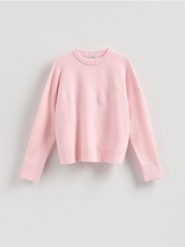 Sweter z obniżoną linią ramion - pastelowy róż. Czerwone swetry Reserved, l, bez wzorów, z dzianiny, bez ramiączek. Za 129.99 zł.