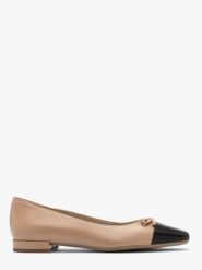 Beżowo-czarne baleriny na niskim obcasie. Brązowe baleriny Ryłko, bez wzorów, ze skóry, z okrągłym noskiem, bez obcasa, na obcasie, bez zapięcia. W wyprzedaży za 249.99 zł.