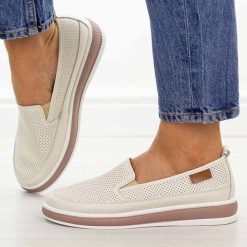 Beżowe ażurowe skórzane półbuty damskie Cambell 87322. Brązowe półbuty wsuwane Cambell, na jesień, w ażurowe wzory, z jeansu, casualowe, z okrągłym noskiem, bez obcasa, na płaskiej podeszwie. Za 219.00 zł.