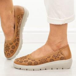 Camelowe skórzane baleriny damskie Filippo Dp7695/26. Brązowe baleriny Filippo, bez wzorów, z jeansu, casualowe, bez obcasa, bez zapięcia. W wyprzedaży za 192.72 zł.