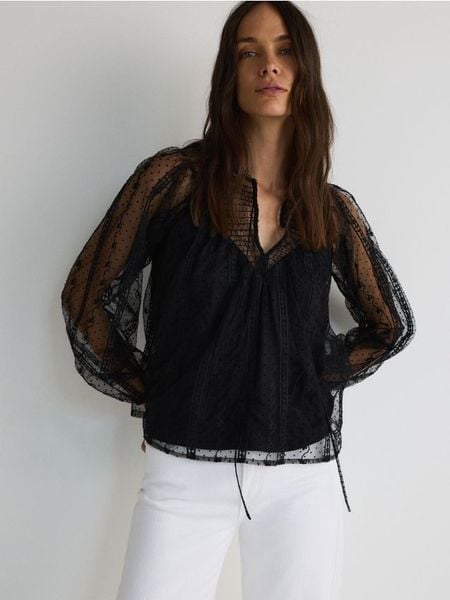 Bluzka z koronki - czarny. Czarne bluzki Reserved, l, bez wzorów, z dzianiny, bez kołnierzyka, bez ramiączek. W wyprzedaży za 99.99 zł.