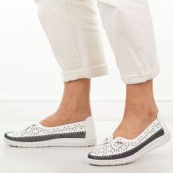 Białe ażurowe skórzane półbuty damskie Vinceza 95390. Białe półbuty wsuwane VINCEZA, na lato, w ażurowe wzory, z jeansu, eleganckie, z okrągłym noskiem, bez obcasa, na płaskiej podeszwie. Za 199.00 zł.