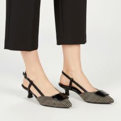 Sandały damskie Marco Tozzi, lekki niski obcas odkryta pięta regulowany pasek smukły nosek dekoracyjny przód stabilna konstrukcja, czarne, 2-29503-44. Czarne sandały Marco Tozzi, bez wzorów, bez obcasa, na obcasie, bez zapięcia. Za 199.00 zł.