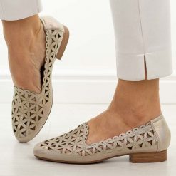Złote ażurowe półbuty damskie Jezzi Asa222-15. Żółte półbuty wsuwane Jezzi, na jesień, w ażurowe wzory, ze skóry, eleganckie, bez obcasa, na płaskiej podeszwie. Za 209.00 zł.