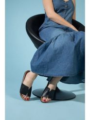 Blue Bay Klapki "Djilia" w kolorze czarnym rozmiar: 38. Czarne klapki Blue Bay, bez wzorów, klasyczne, z otwartym noskiem, bez obcasa, bez zapięcia. Za 114.44 zł.