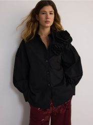 Koszula z ozdobnym kwiatem - czarny. Czarne koszule Reserved, l, bez wzorów, z bawełny, bez kołnierzyka, bez ramiączek. W wyprzedaży za 119.99 zł.