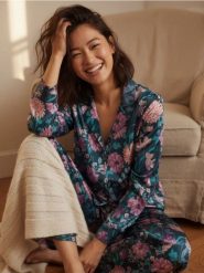 Satynowa piżama we wzór kwiatowy - ciemny turkus. Piżamy Sinsay, l, bez wzorów, z satyny, bez kołnierzyka, bez ramiączek. Za 79.99 zł.