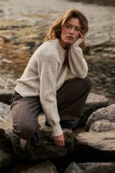 Sweter o prostym fasonie ecru. Swetry MOODO, l, bez wzorów, z elastanu, bez ramiączek. Za 149.99 zł.