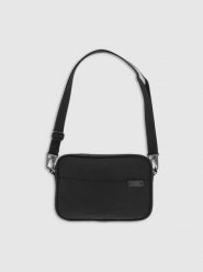 4F Saszetka crossbody uniseks - czarna Uniwersalny. Czarne nerki i saszetki 4f, bez wzorów, z syntetyku, eleganckie, bez dodatków. W wyprzedaży za 59.99 zł.