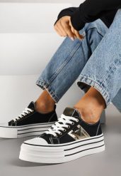 Czarne Trampki na Platformie Ozdobione Metaliczną Aplikacją Telanoreta. Czarne trampki Renee, z aplikacjami, z jeansu, klasyczne, bez zapięcia. W wyprzedaży za 75.99 zł.