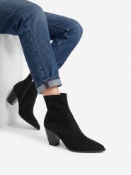 Nine West Botki EO-LBT805720-2 Czarny. Czarne botki Nine West, bez wzorów, z materiału, bez obcasa, na słupku, bez zapięcia. Za 329.99 zł.