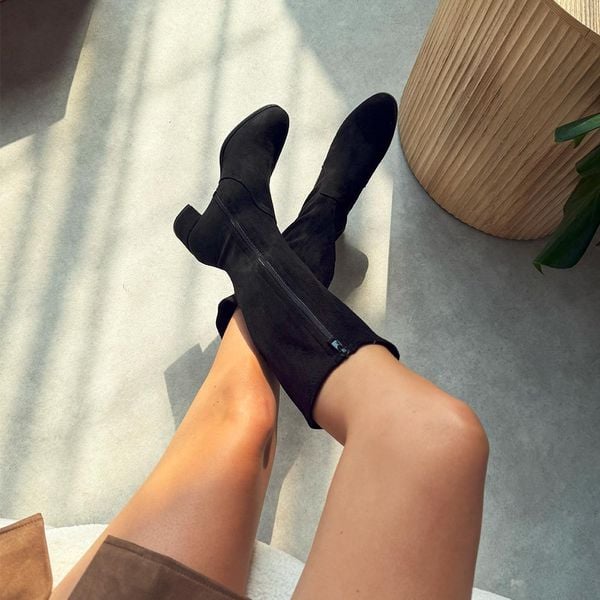 Czarne zamszowe kozaki damskie na obcasie Sergio Leone Kz205. Czarne kozaki Sergio Leone, na jesień, bez wzorów, z zamszu, eleganckie, z okrągłym noskiem, bez obcasa, na obcasie, bez zapięcia. Za 249.00 zł.