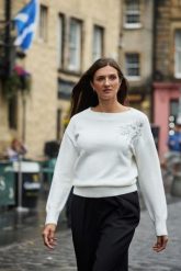 Sweter z ozdobną aplikacją biały. Białe swetry MOODO, l, z aplikacjami, z poliamidu, bez ramiączek. Za 159.99 zł.