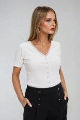 Bluzka z koronkowym dekoltem biała. Białe bluzki MOODO, m, bez wzorów, z bawełny, bez kołnierzyka, bez ramiączek. Za 69.99 zł.