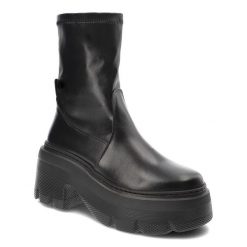 Czarne Botki Karino Stylowe Obuwie Damskie Na Platformie. Czarne botki Karino, bez wzorów, ze skóry, eleganckie, bez obcasa, na platformie, bez zapięcia. Za 449.00 zł.