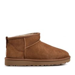 Śniegowce Ugg. Brązowe śniegowce UGG, bez wzorów, bez zapięcia. Za 729.99 zł.
