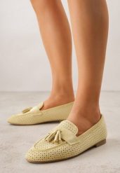 Żółte Perforowane Mokasyny z Imitacji Zamszu Zdobione Frędzlami Vaeliane. Żółte mokasyny Renee, z aplikacjami, z zamszu. Za 89.99 zł.