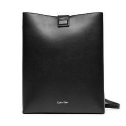 Torebka Calvin Klein. Czarne listonoszki Calvin Klein, bez wzorów, bez dodatków. Za 489.99 zł.