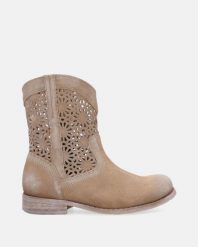 BRĄZOWE BOTKI Z AŻUROWĄ CHOLEWKĄ D873 SIL-N CHAME. Brązowe botki Venezia, w ażurowe wzory, ze skóry, bez obcasa, bez zapięcia. Za 559.00 zł.