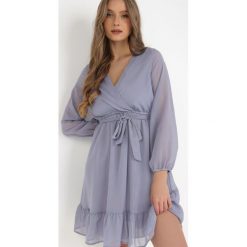 Niebieska Sukienka Pronestra. Niebieskie sukienki Born2be, l, bez wzorów, z materiału, eleganckie, bez kołnierzyka, bez ramiączek, mini, kopertowe. W wyprzedaży za 104.99 zł.