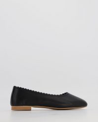 SKÓRZANE BALERINY E242 BLACK. Czarne baleriny Venezia, bez wzorów, ze skóry, bez obcasa, bez zapięcia. Za 169.00 zł.